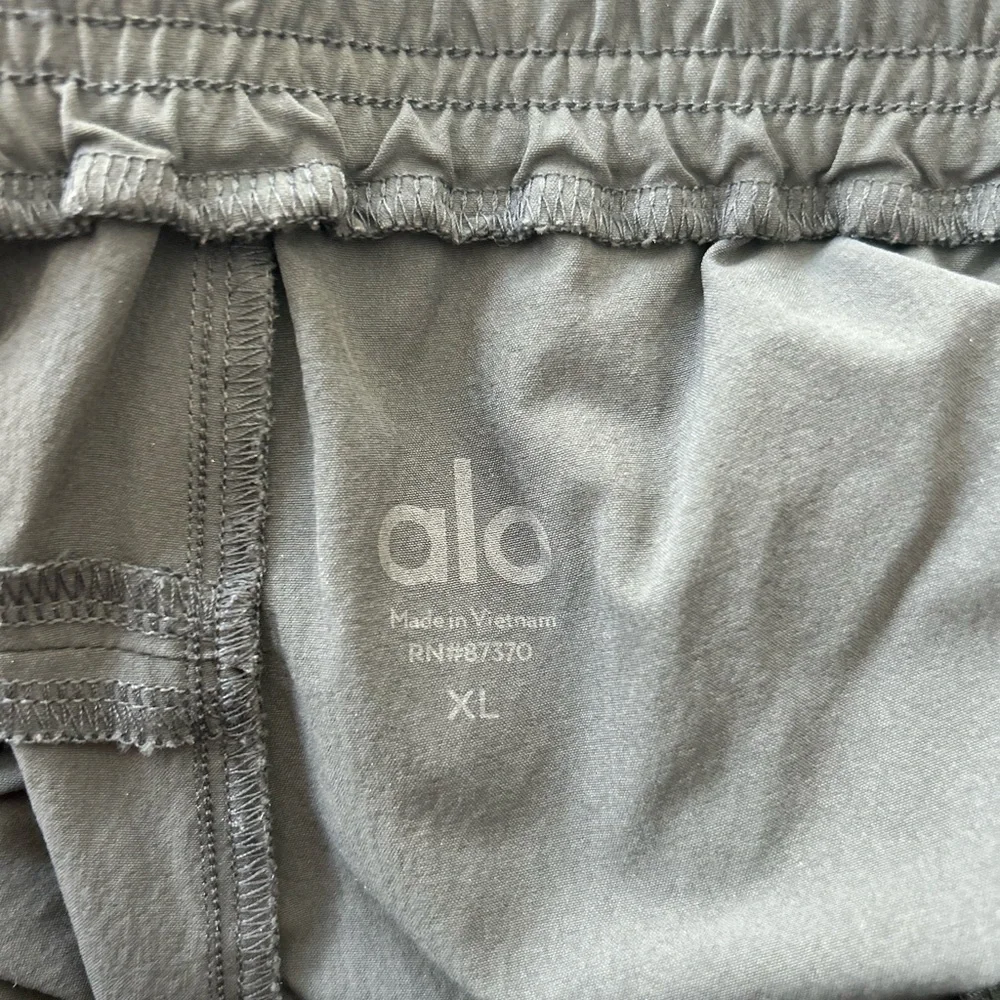 Alo Yoga Men’s Cargo Jogger Pants Gray Size XL - Picture 8 of 9